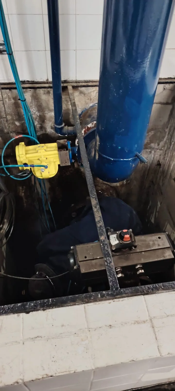 Actuated valves in the pump chamber — a pneumatic actuator and a rack-and-pinion unit beneath the rising main